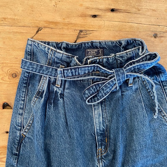 Pleated jeans with bow tie belt - Picture 2 of 7